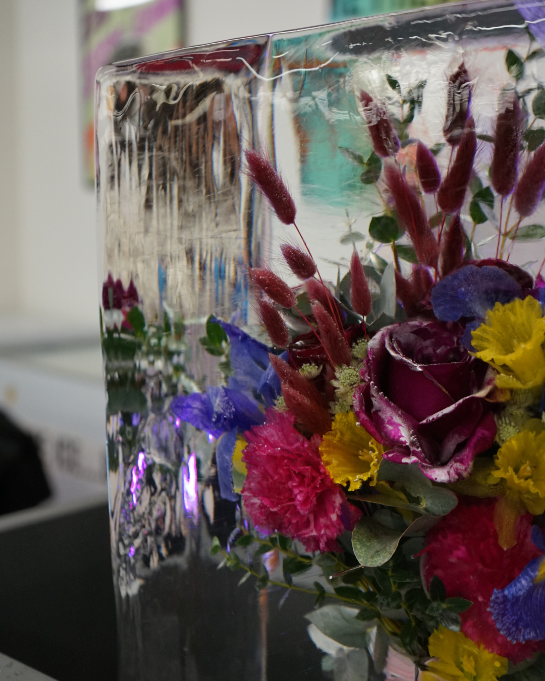 Blocco di ghiaccio con bouquet di fiori