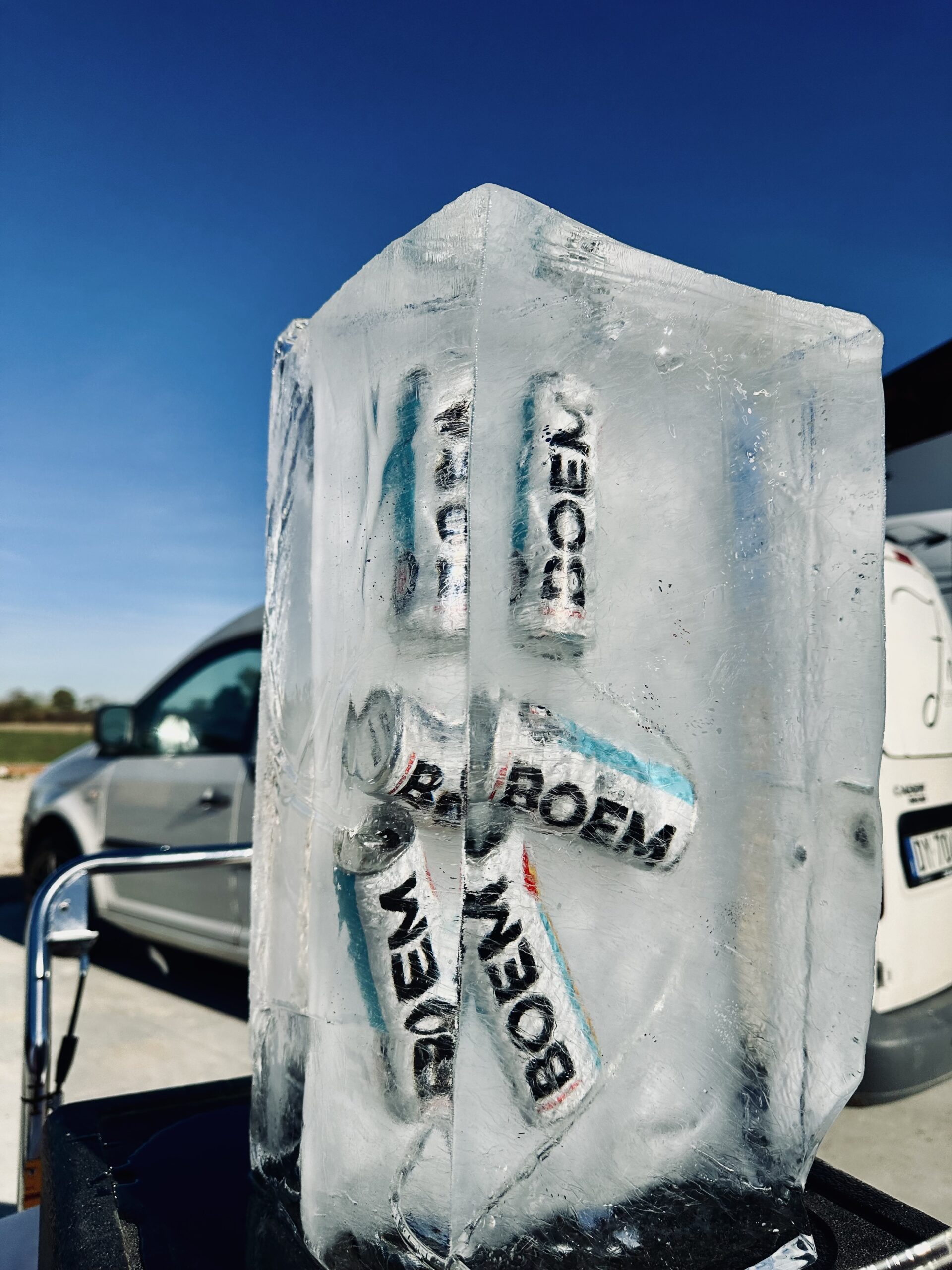Lattine di Boem congelate in un grande blocco di ghiaccio