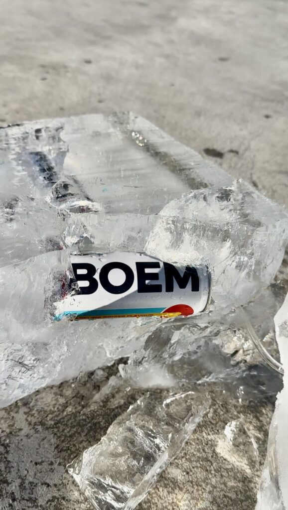 Boem ghiacciata Boem, lattina firmata Fedez e Lazza congelata in un blocco di ghiaccio